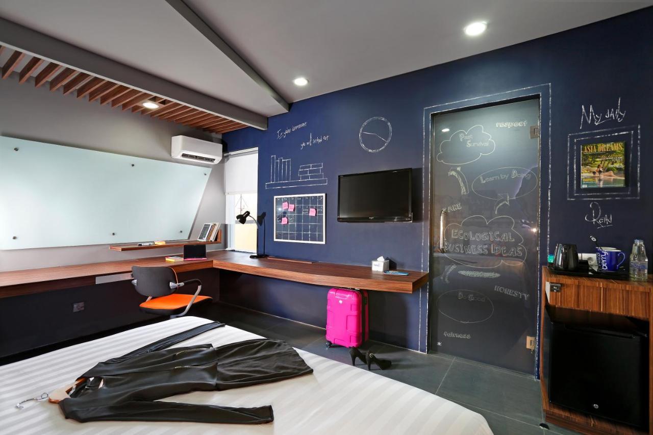 Berry Biz Hotel Sunset Road Семиняк Екстериор снимка