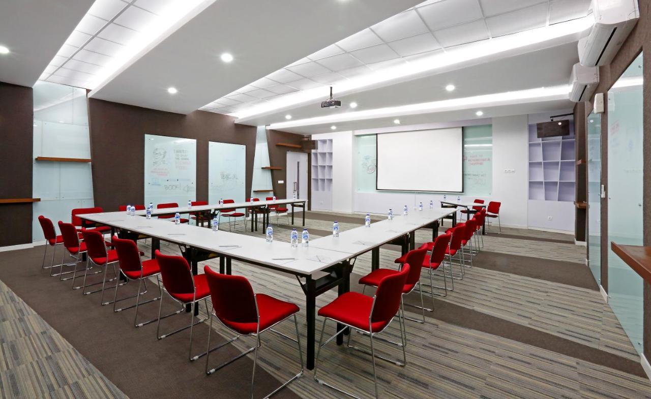 Berry Biz Hotel Sunset Road Семиняк Екстериор снимка